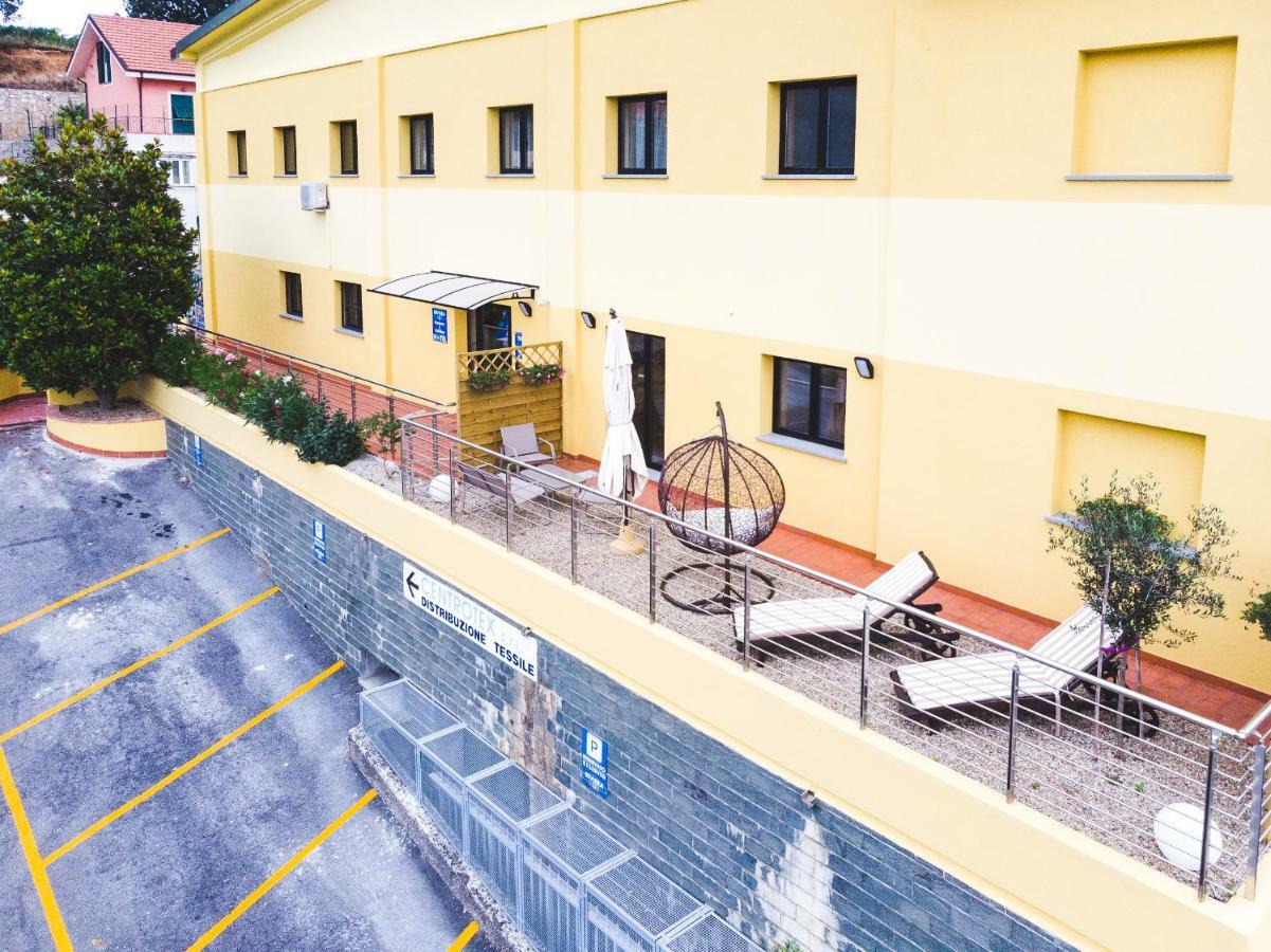 Riviera Hub Ξενοδοχείο Cisano sul Neva Εξωτερικό φωτογραφία